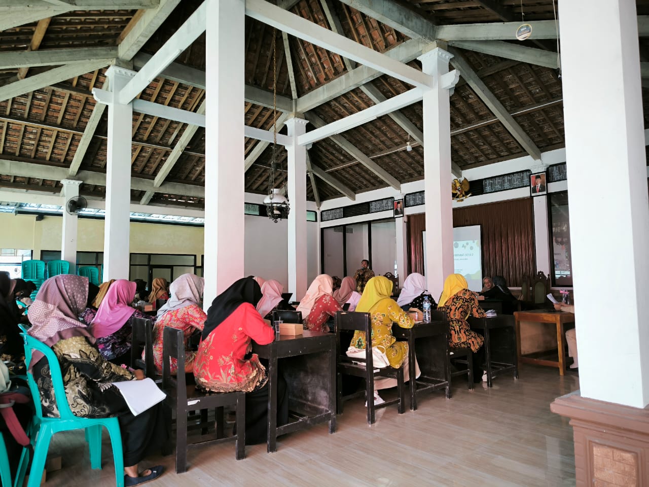 MUSYAWARAH MASYARAKAT DESA 2 DESA CINDAGA DAN UCAPAN PERPISAHAN DARI MAHASISWA UMP YANG MENGADAKAN PENELITIAN DI DESA CINDAGA