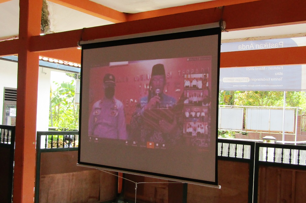  Eko Heru Surono, S.Sos. selaku Camat Ajibarang saat pengambilan sumpah janji BPD se Kecamatan Ajibarang melalui teleconfrence, Rabu (08/04/2020). (Foto: Miftah Ahmad untuk darmakradenan)