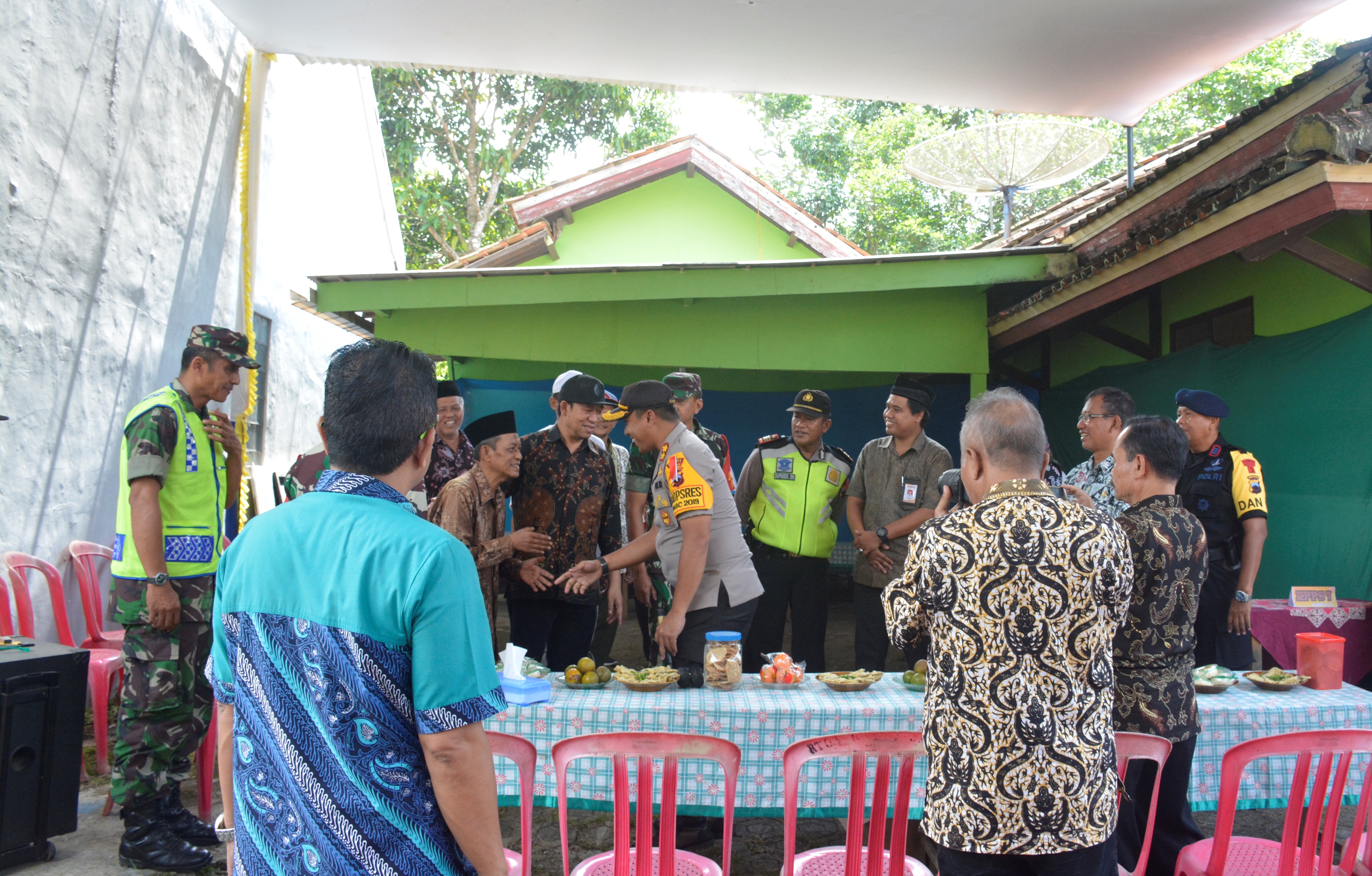 Pimpinan DPRD Kabupaten Banyumas bersama Forkopimda melakukan pengawasan Pemilu di sejumlah TPS di Banyumas, Selasa (16/4).