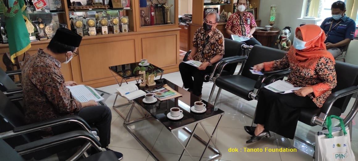 Keterangan gambar - Bupati Banyumas Ahmad Husein ditemani oleh Kepala Dinas Pendidikan Irawati menerima laporan implementasi program PINTAR Tanoto Foundation di ruang kerja Bupati, Rabu pagi (3/3).