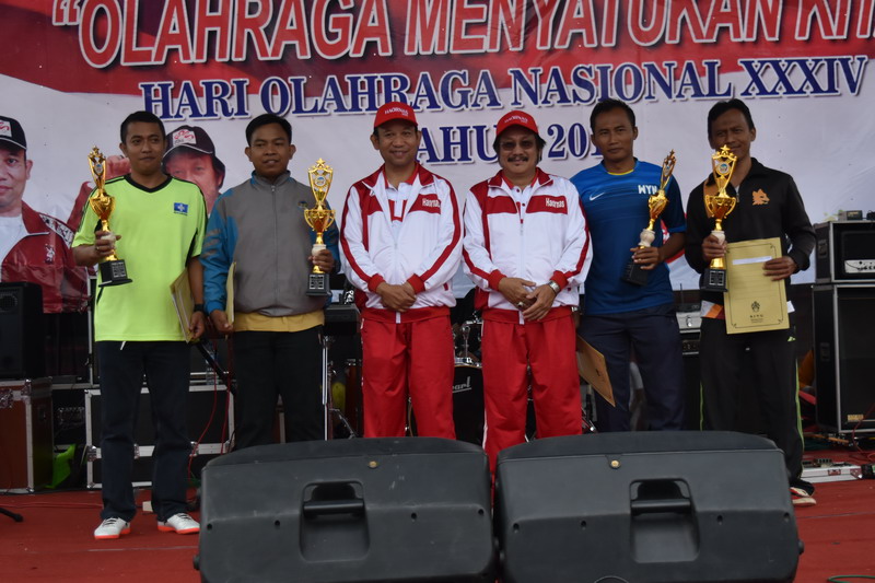 Bupati dan Wabup berfoto bersama para juara Futsal Haornas 