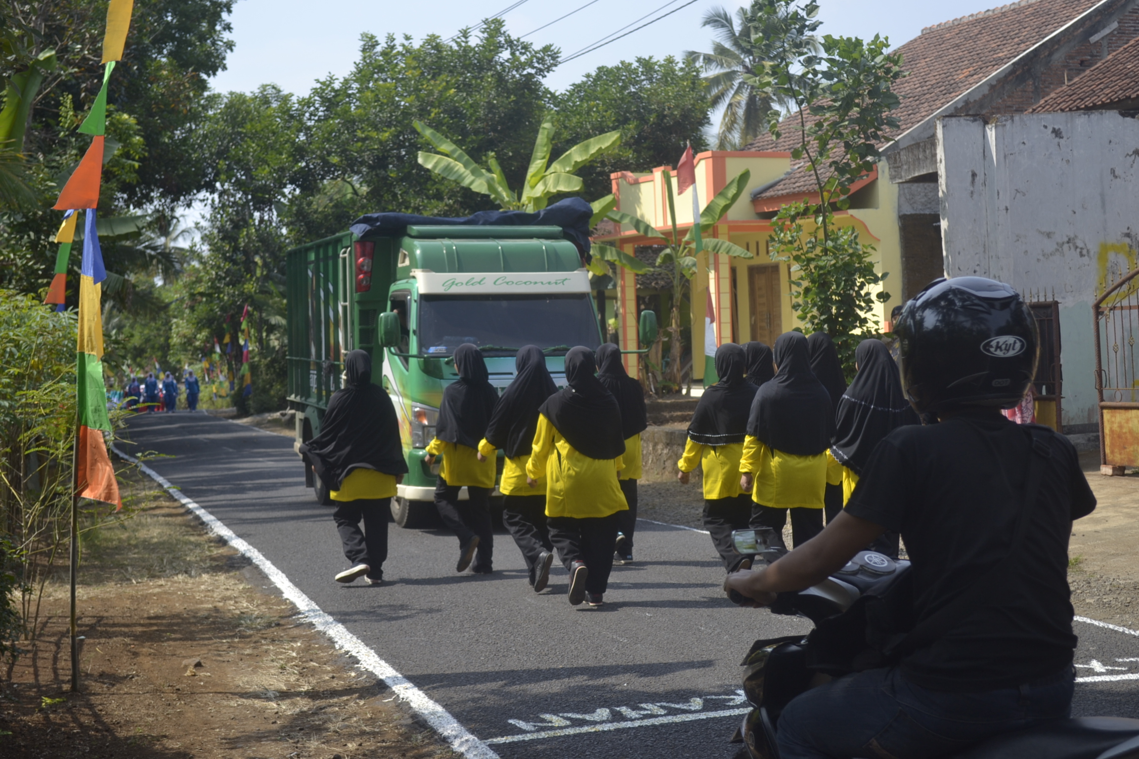 Parade gerak jalan sempat menimbulkan kemacetan di Jl raya inpres