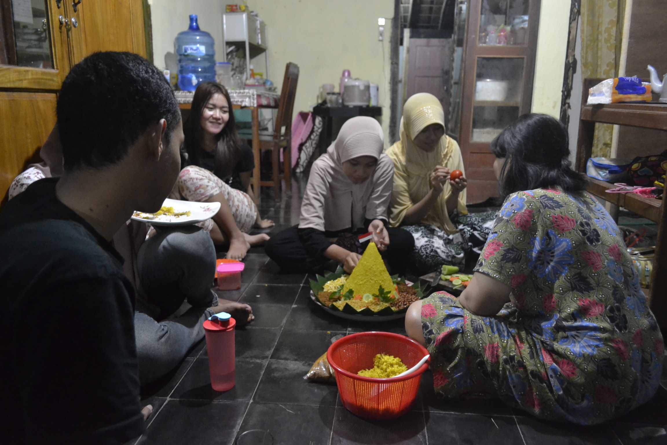 Proses Pembuatan Tumpeng Tasyakuran oleh Mahasiswa KKN