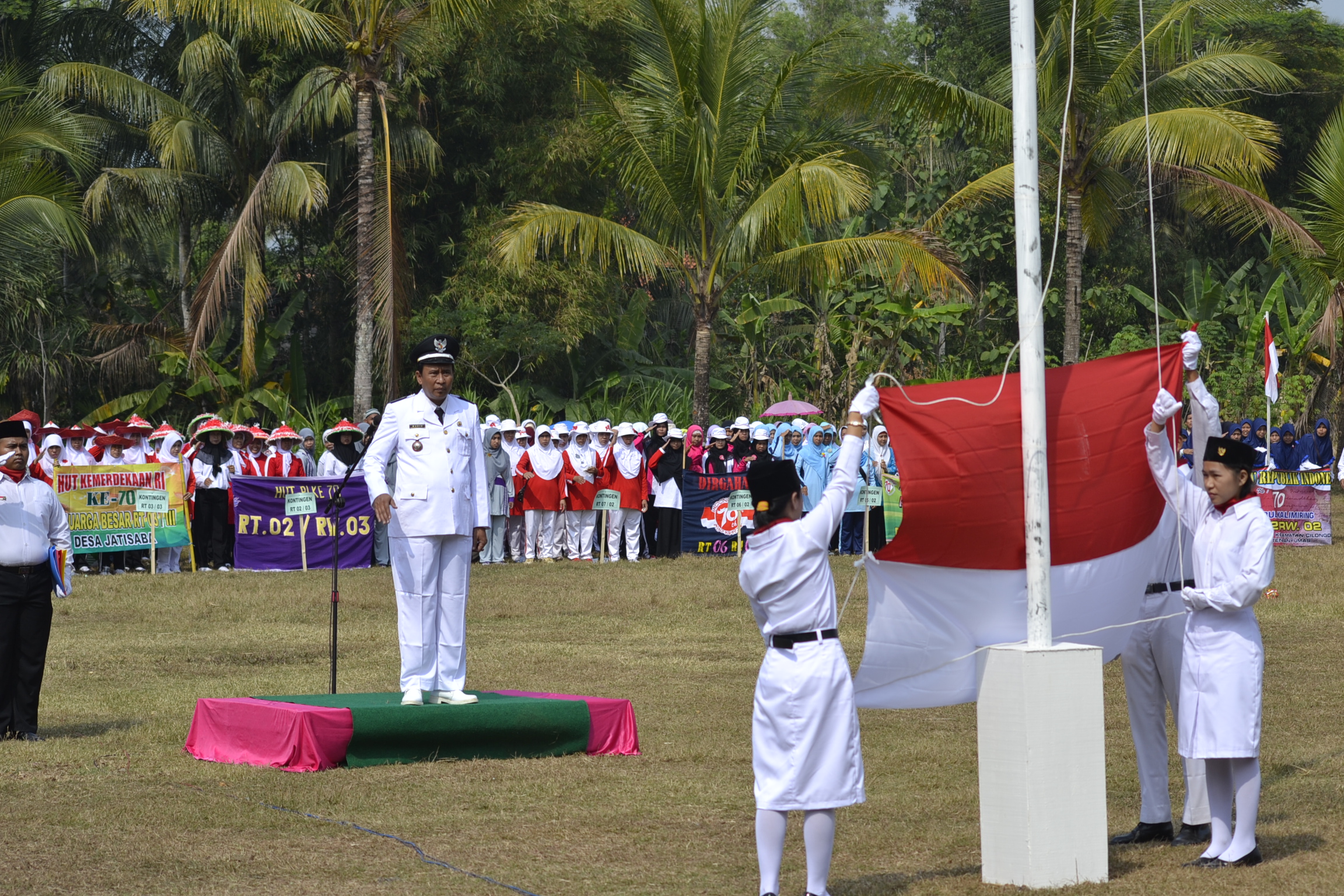 Upacara Pengibaran Bendera yang di Inspekturi Oleh Bapak Warid Kepala Desa Jatisaba