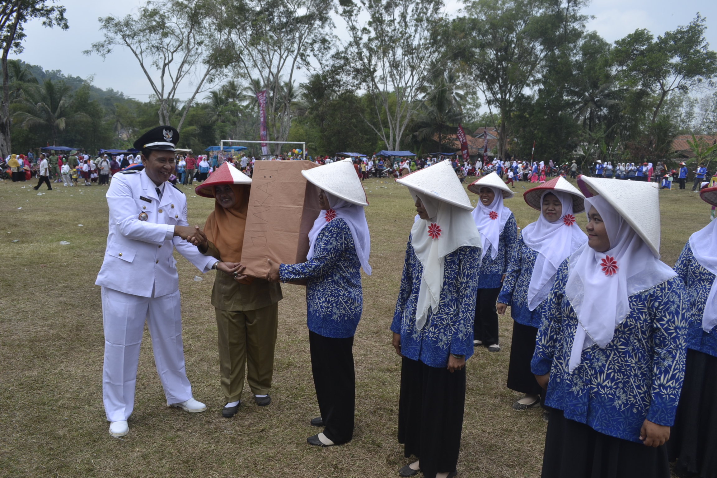 Pembagian Hadiah Pemenang Lomba Gerak Jalan