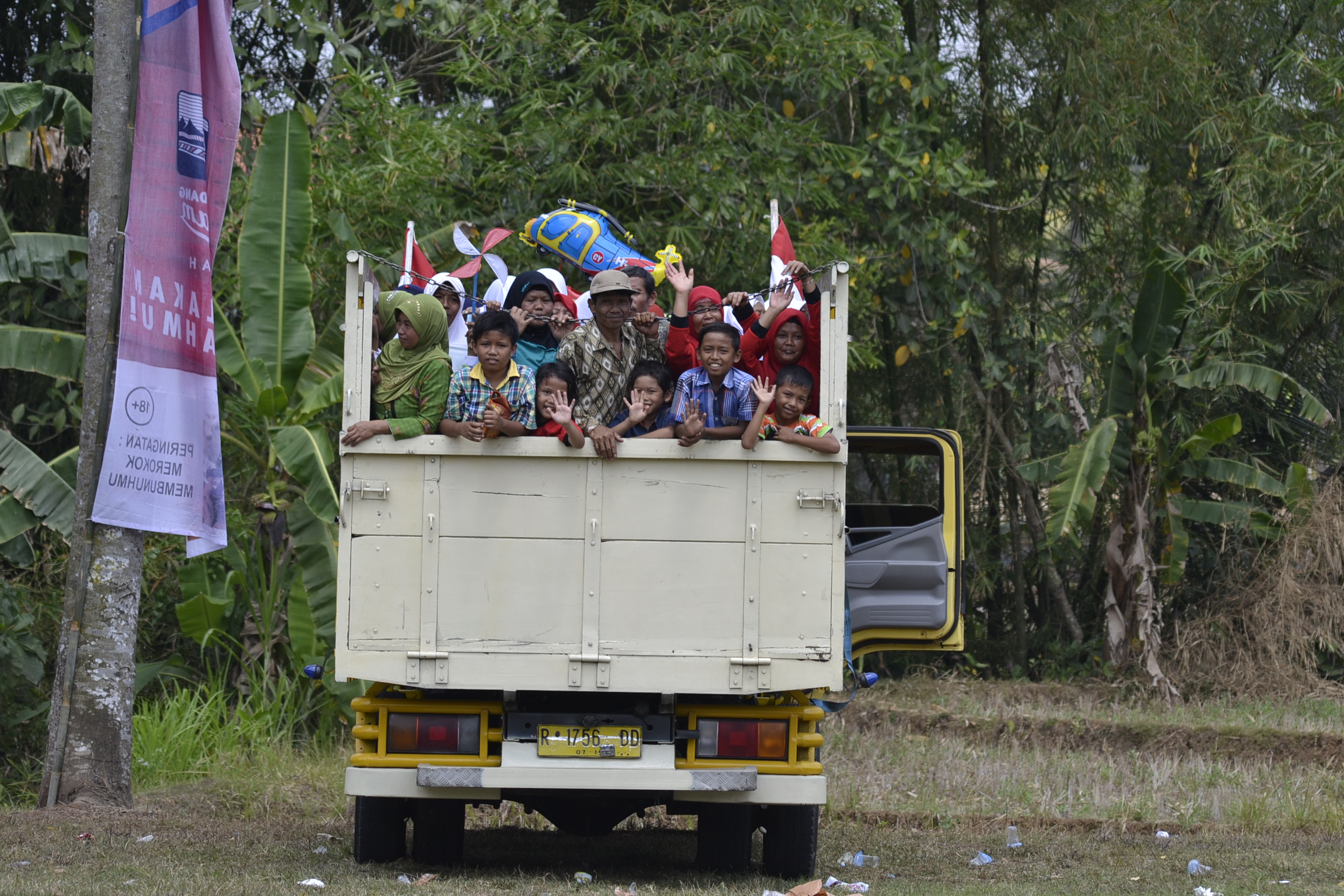 Semangat Warga Desa Menghadiri Upacara Walau Rela Berdesakan dengan Naik Truk 