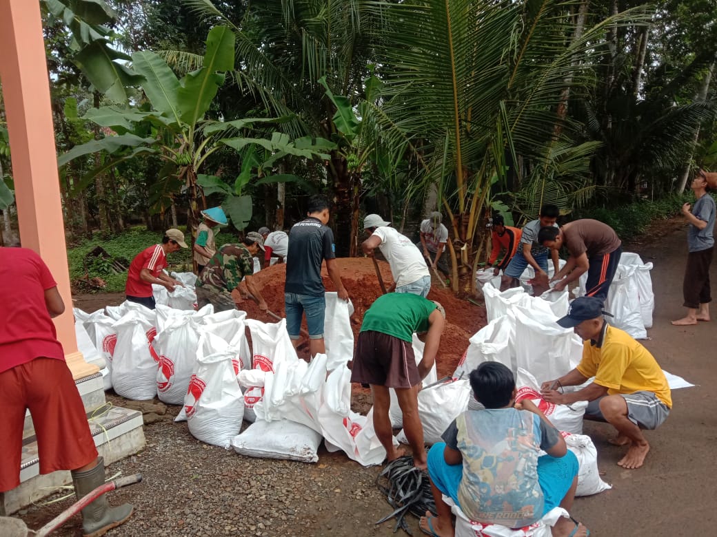 Warga RT 003 RW 001 gotong royong perbaiki tanggul