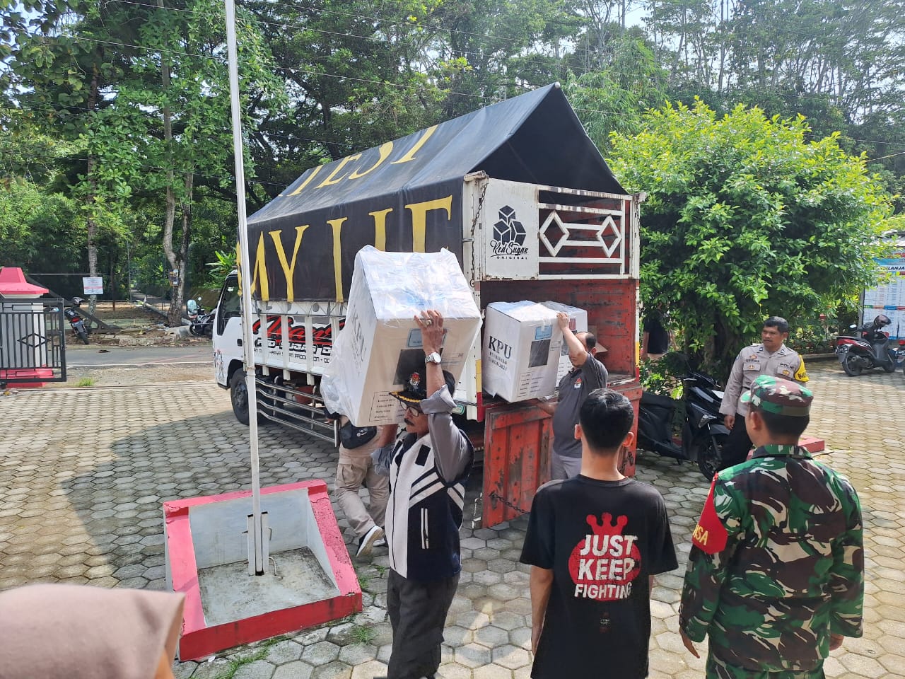 Distribusi logistik Pilkada dari PPK Kecamatan Sumpiuh ke PPS Desa Karanggedang