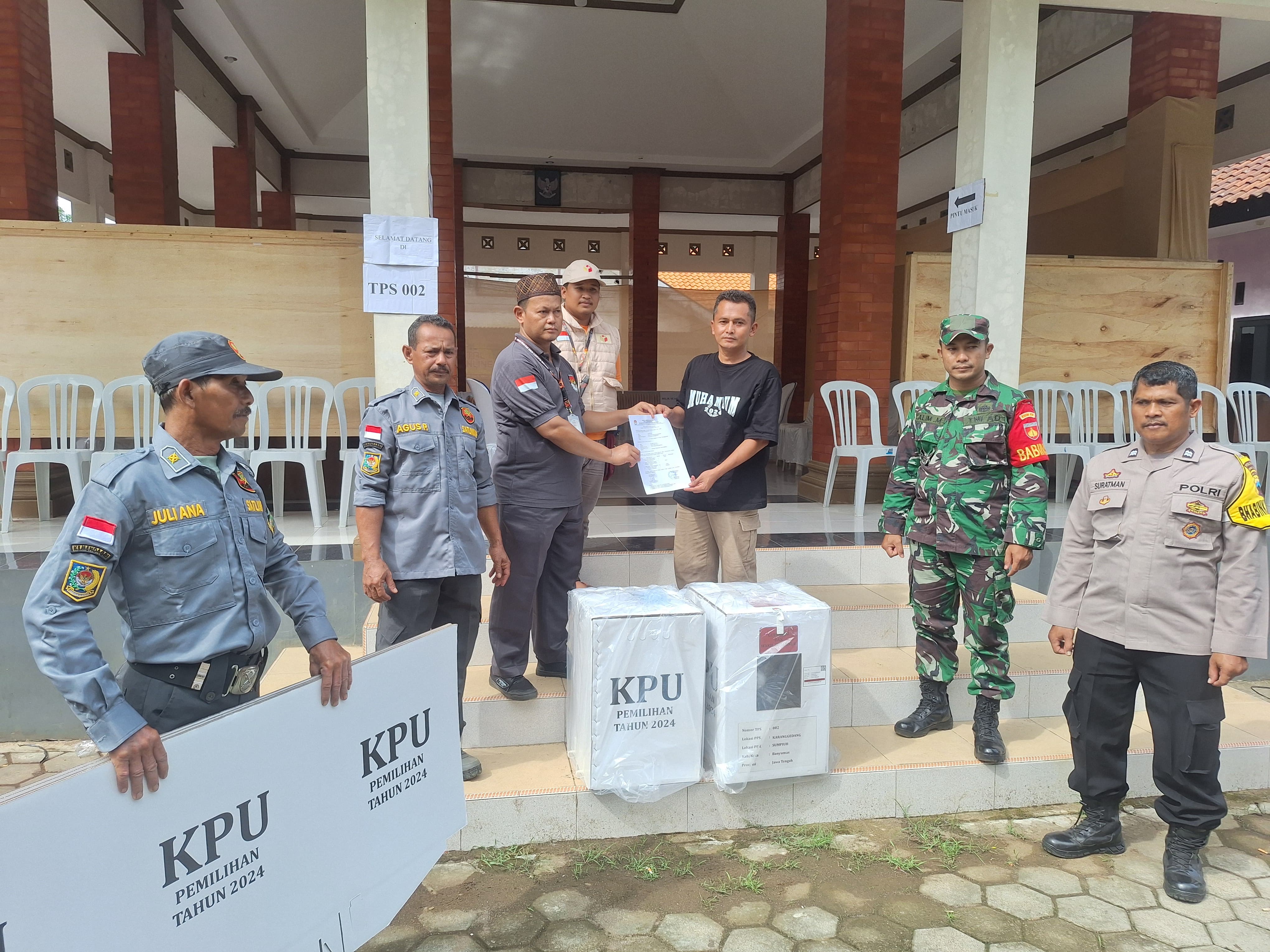 Distribusi logistik Pilkada dari PPS Desa Karanggedang ke KPPS Desa Karanggedang