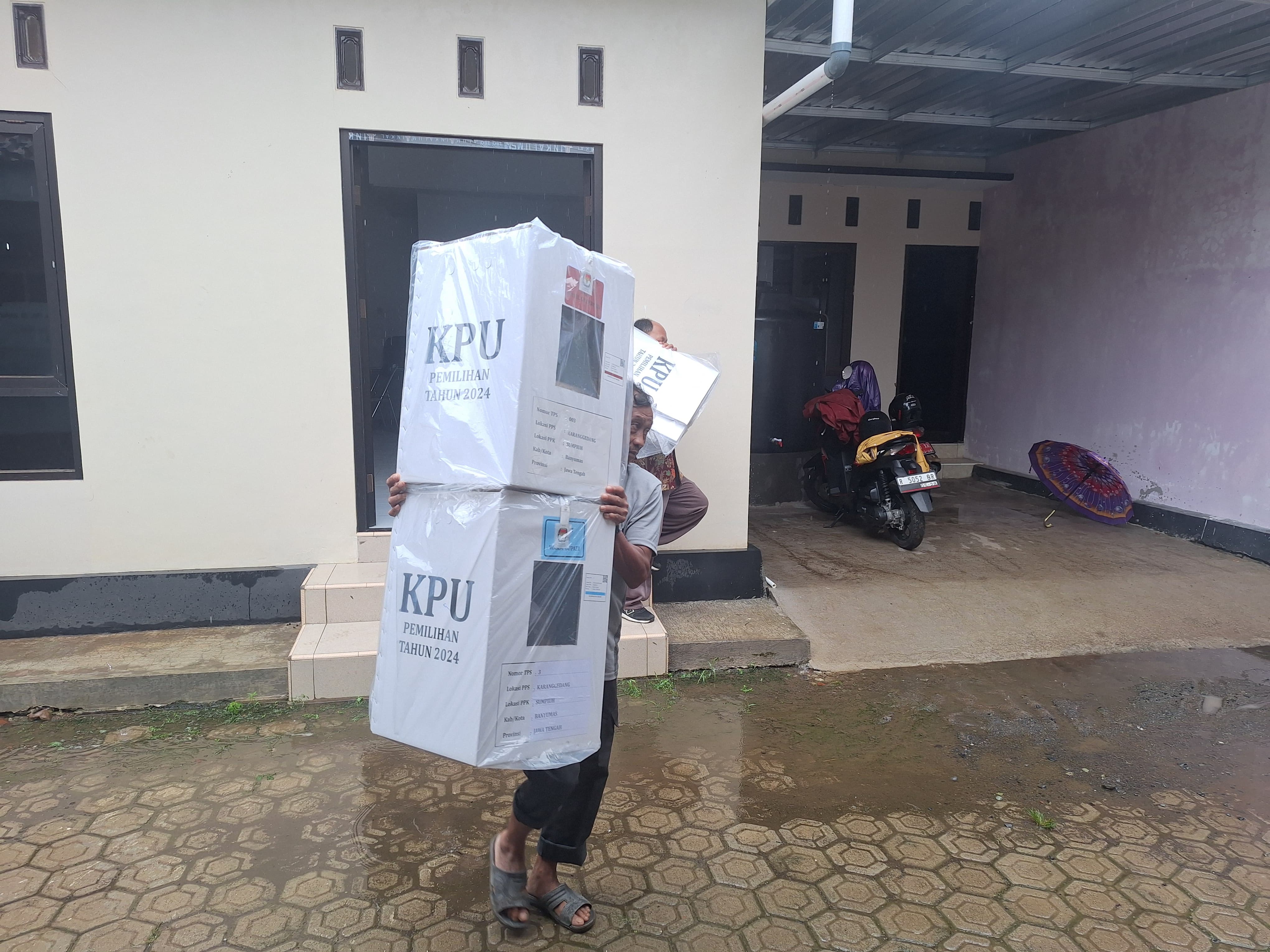 Penarikan logistik Pilkada dari PPS Desa Karanggedang ke PPK Kecamatan Sumpiuh