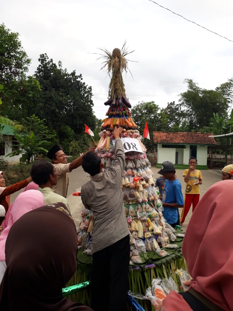 Pengambilan Gunungan oleh Warga