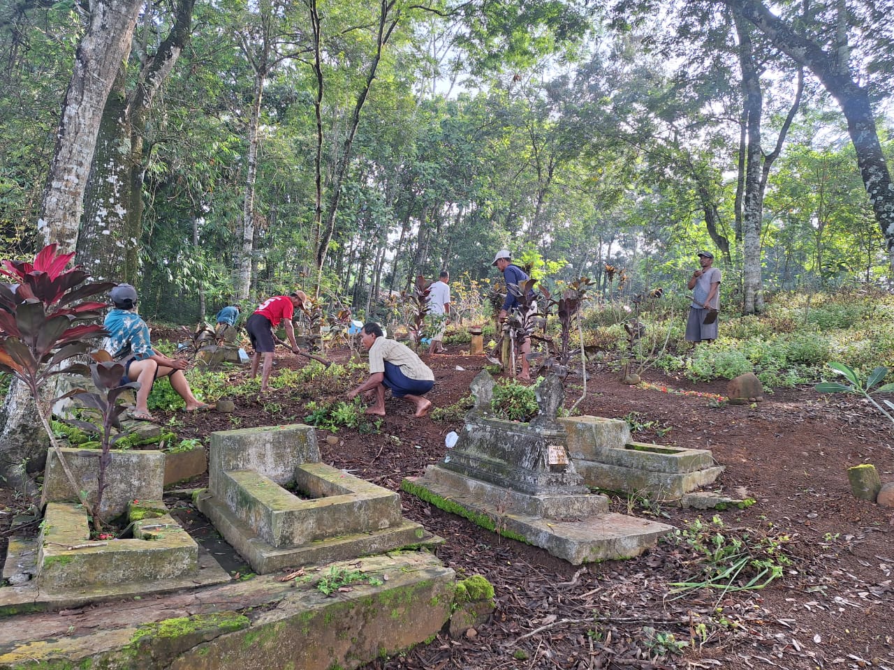 Tradisi Bersih Makam : Wujud Penghormatan Kepada Leluhur 