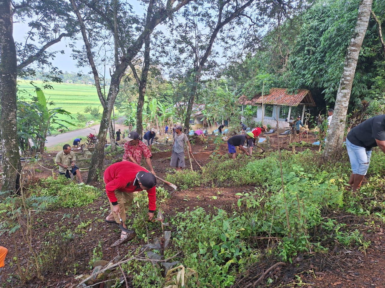 Tradisi Bersih Makam : Wujud Penghormatan Kepada Leluhur 