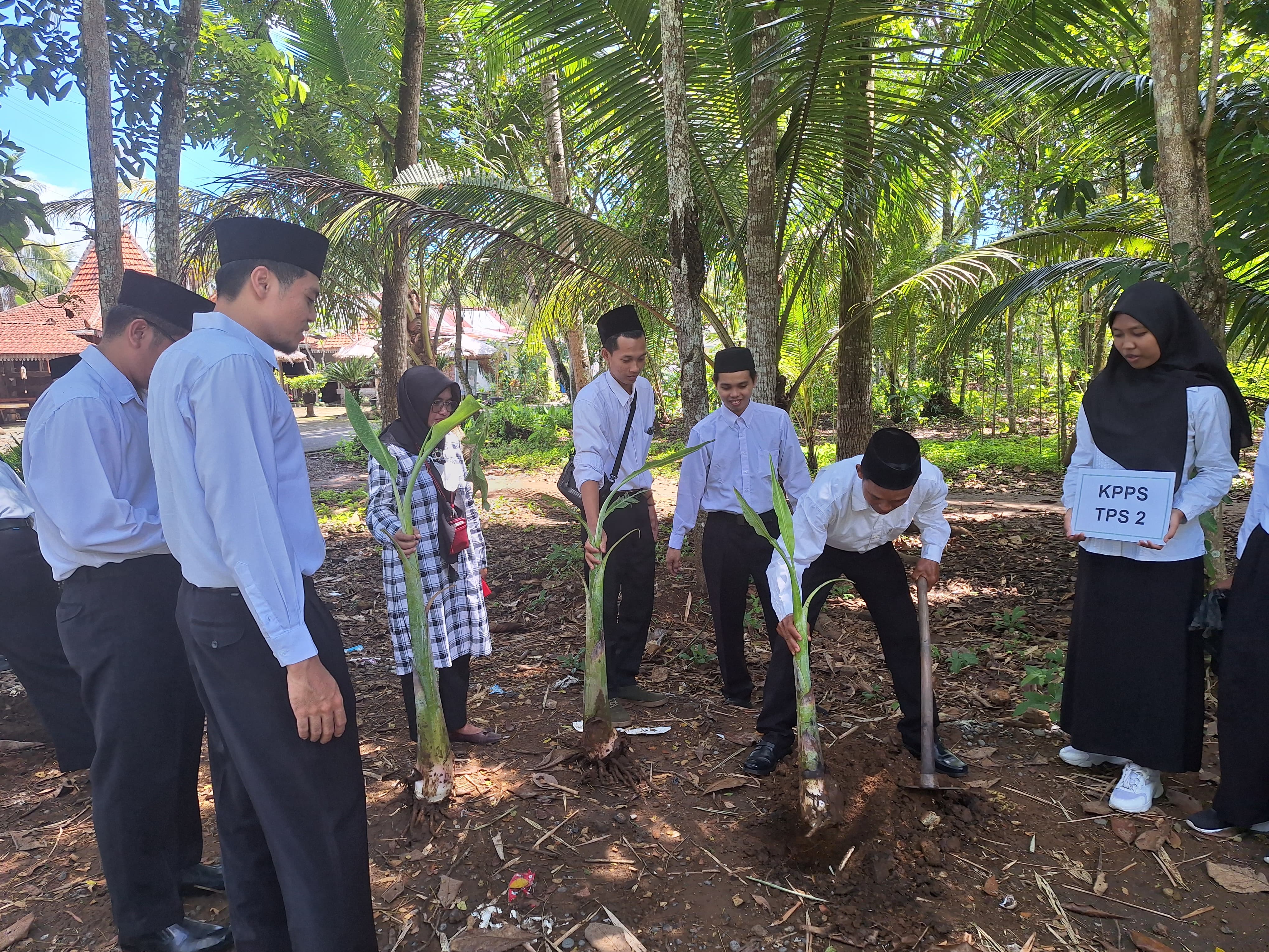 Penanaman pohon dari KPPS