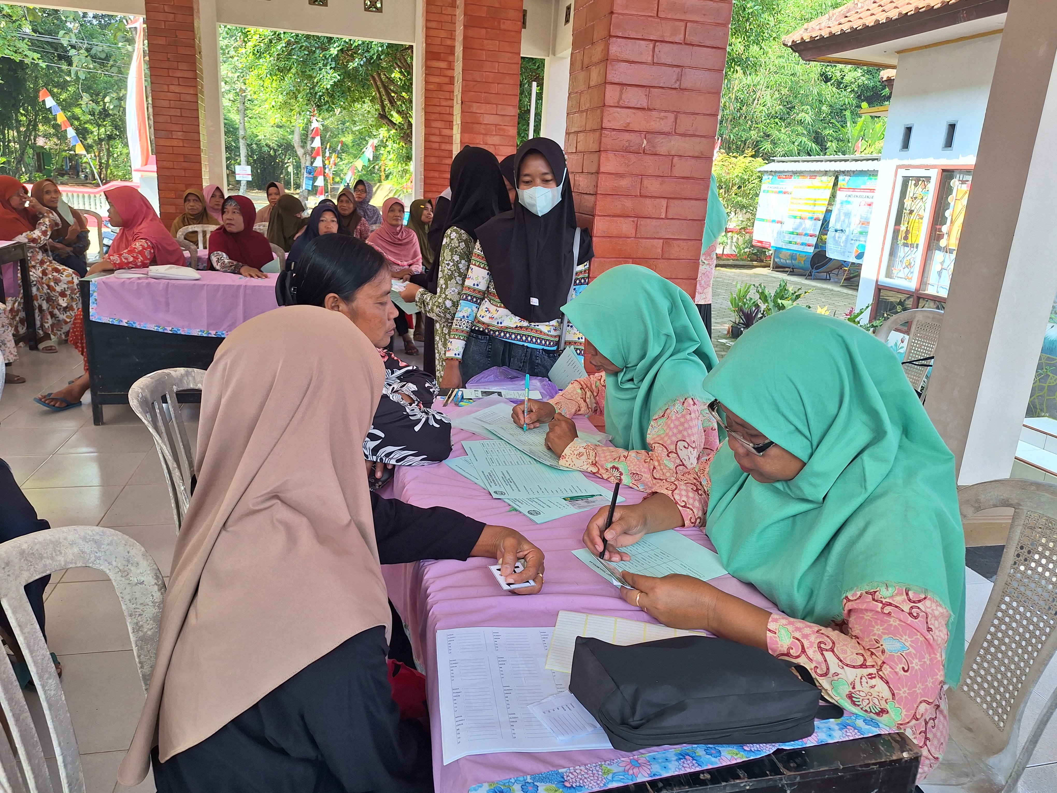 Pemantauan Kesehatan Melalui Kegiatan Posbindu dan Posyandu Lansia 