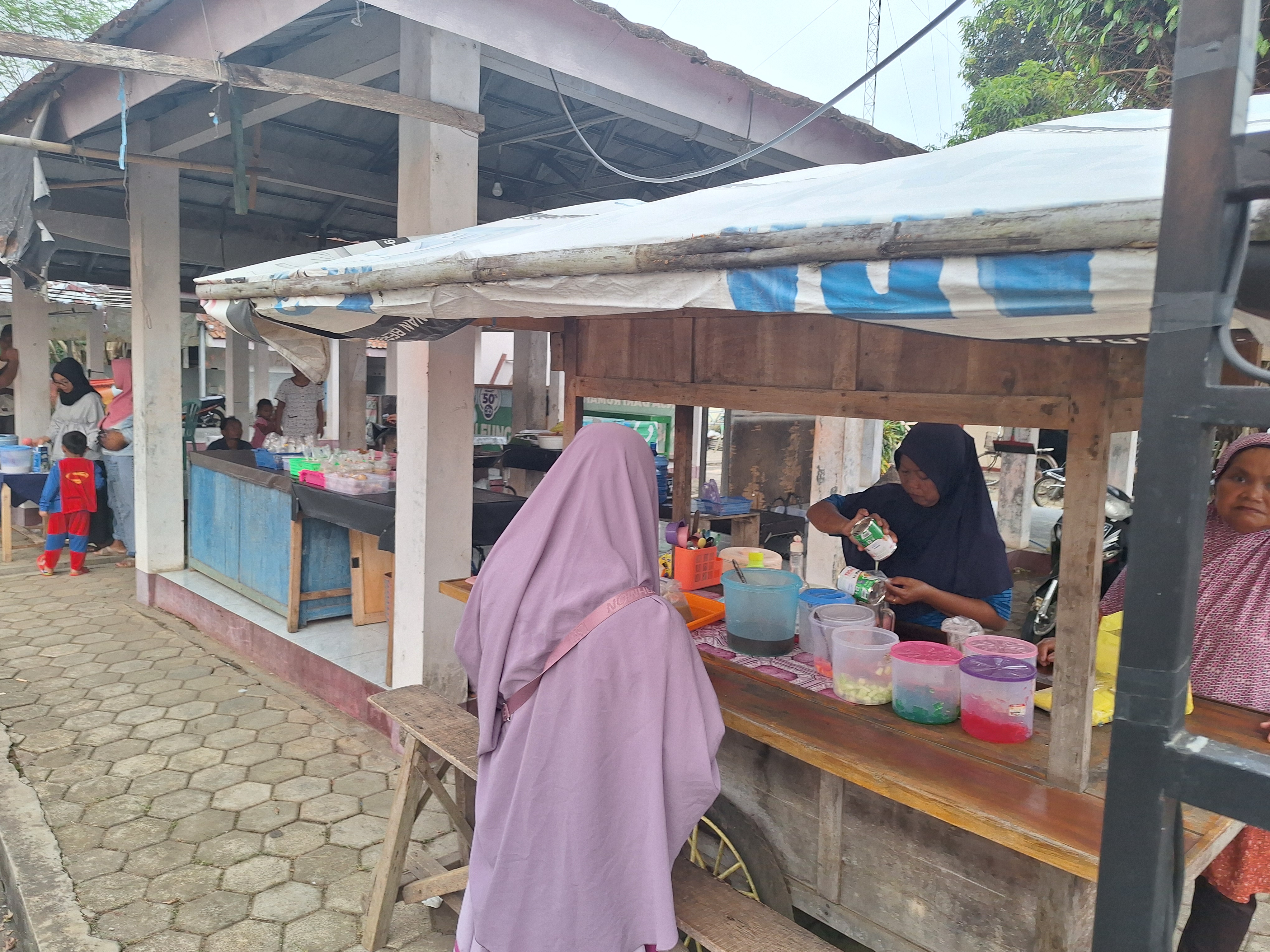 War Takjil di Pasar Ramadhan Desa Karanggedang