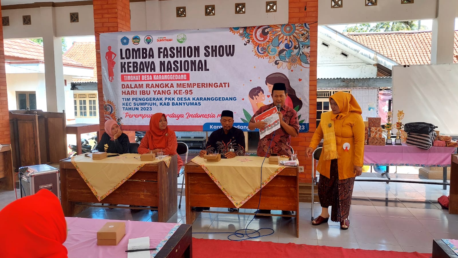 Desa Karanggedang menyelenggarakan sosialisasi Tata Cara Pencoblosan Surat Suara Pemilu 2024 pada acara rakor PKK Desa Karanggedang yang dilanjutkan dengan lomba fashion show kebaya nasional dalam rangka memperingati hari ibu ke 95. Kegiatan dilaksanakan pada hari Rabu, 20 Desember 2023 mulai pukul 09.00 WIB di pendopo Balai Desa Karanggedang. Acara dihadiri oleh Pj Kepala Desa Karanggedang, Ketua tim penggerak PKK desa karanggedang dan perwakilan kader PKK di tingkat RT yang ada di Desa Karanggedang.