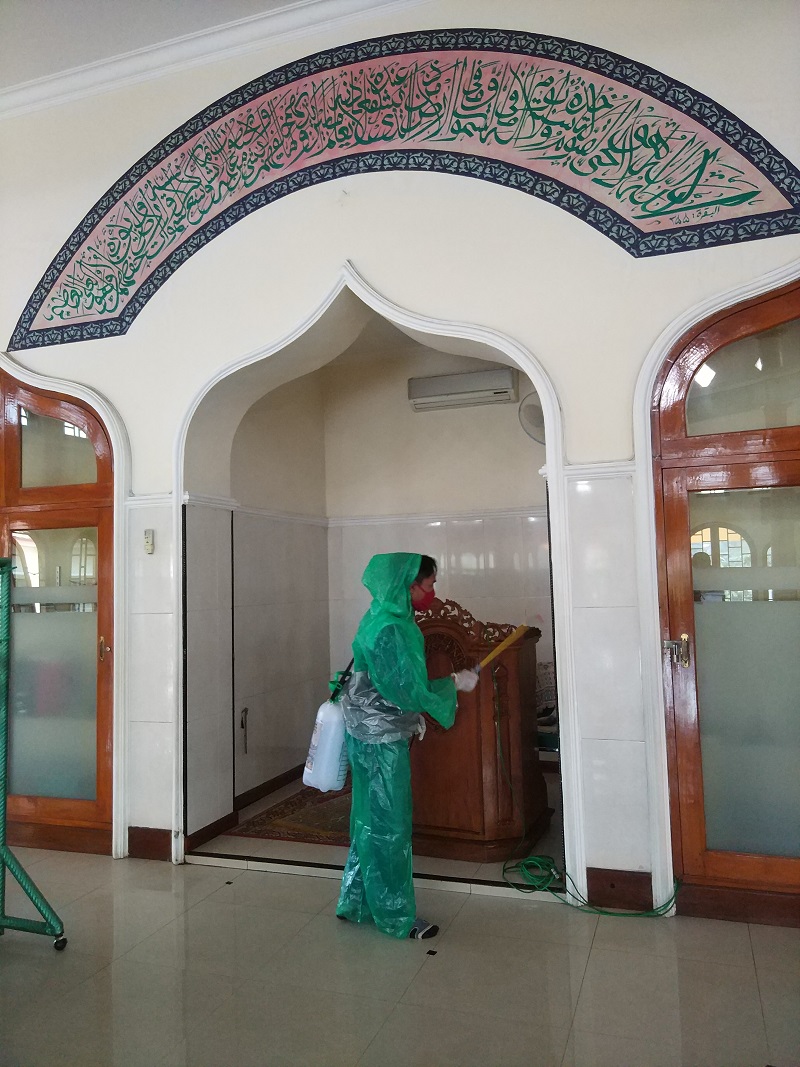 Satgas Kedungwringin melakukan penyemprotan di Masjid Kedungwringin