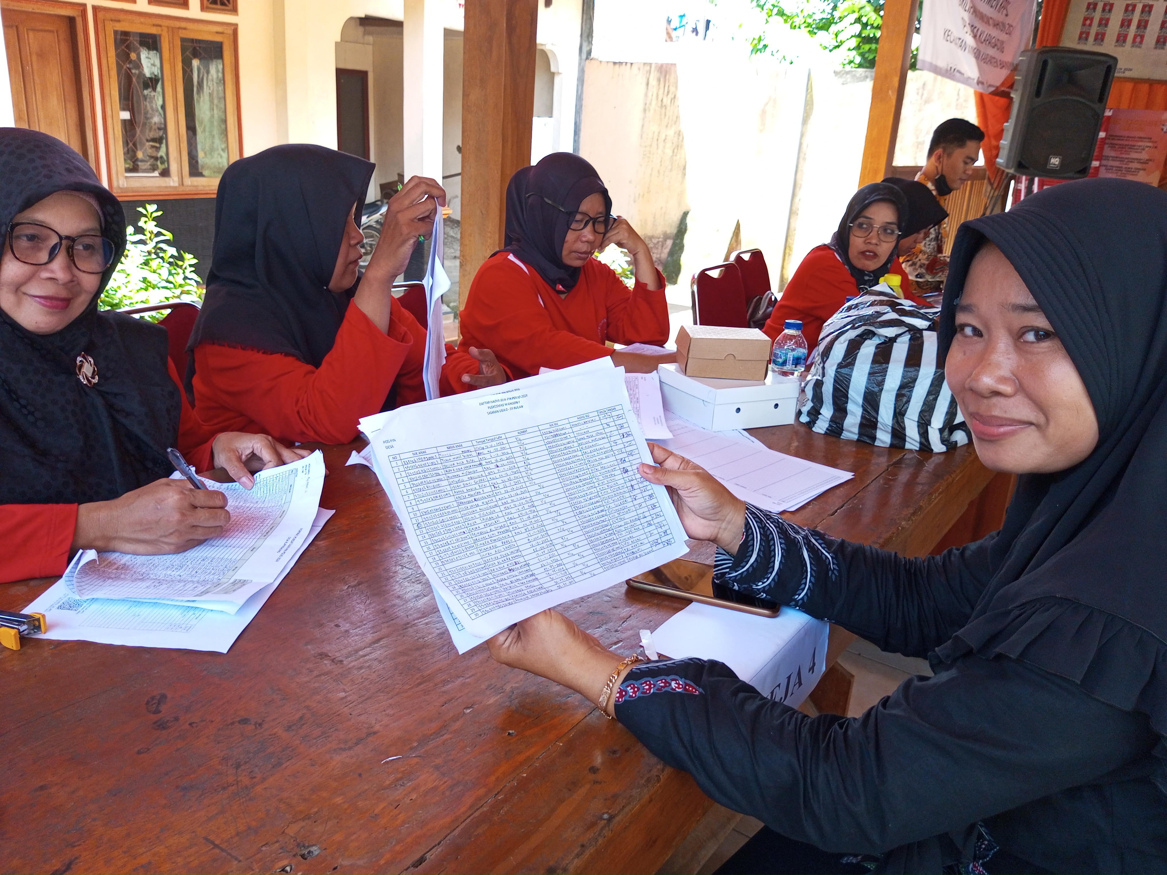 Kader kesehatan dess Klapagading saat menunjukkan data anal yang telah divaksin, Selasa (16/1/2024).(FOTO:COKRO).