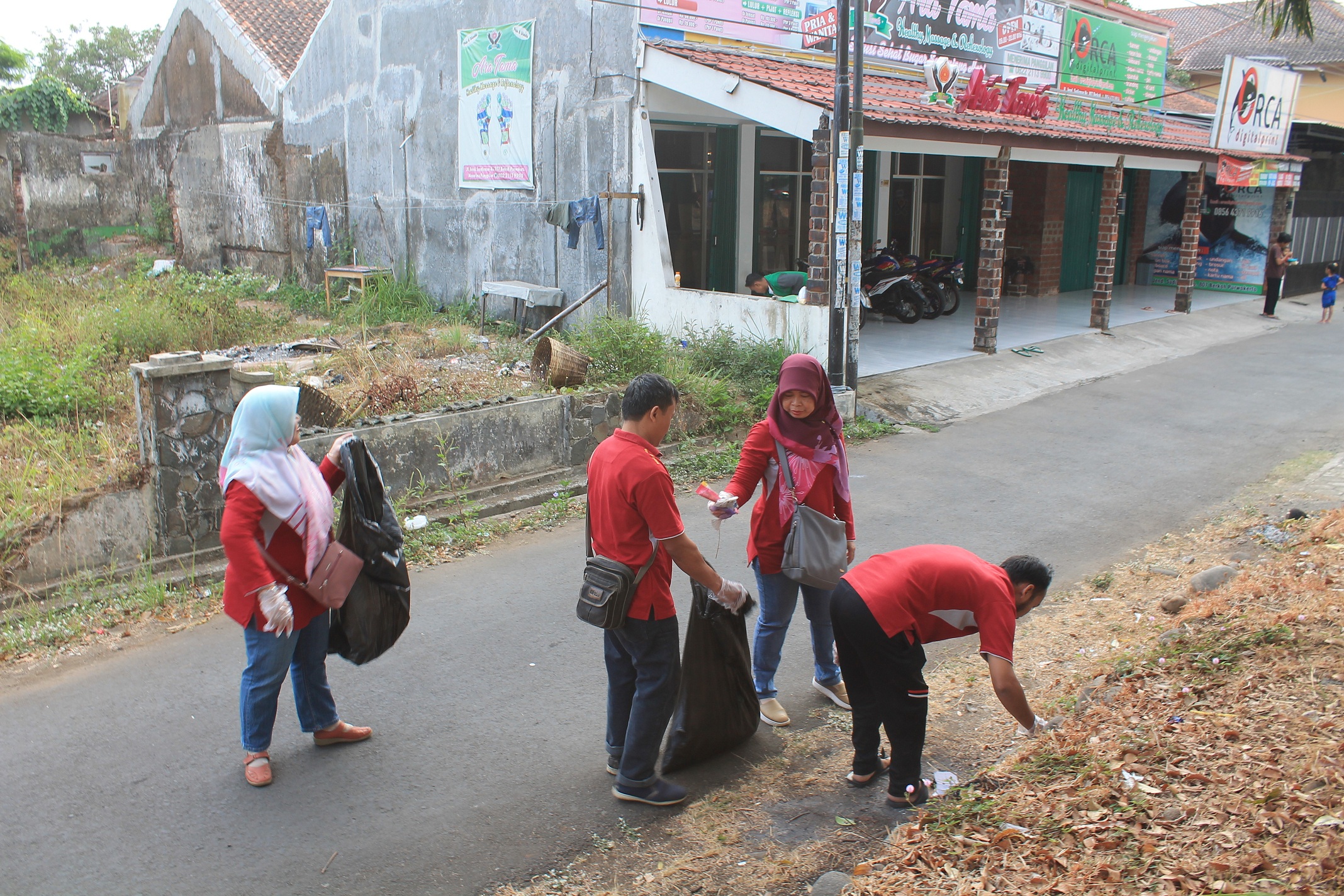 1.2 Dinas Arpusda sedang mengikuti kegiatan World Clean Up Day