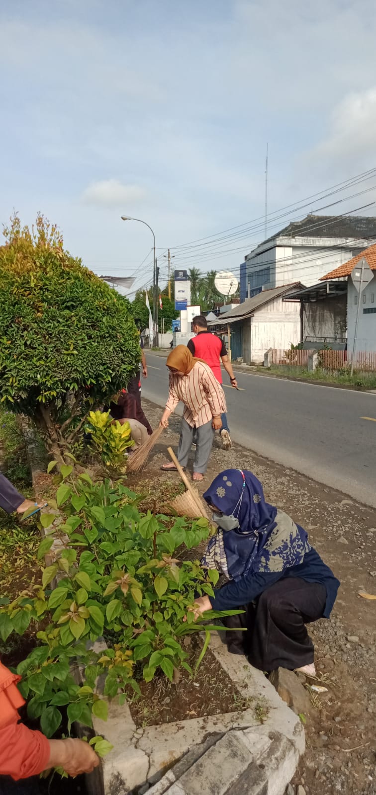 Membersihkan Selokan dan Aksi pilah dan pungut sampah.