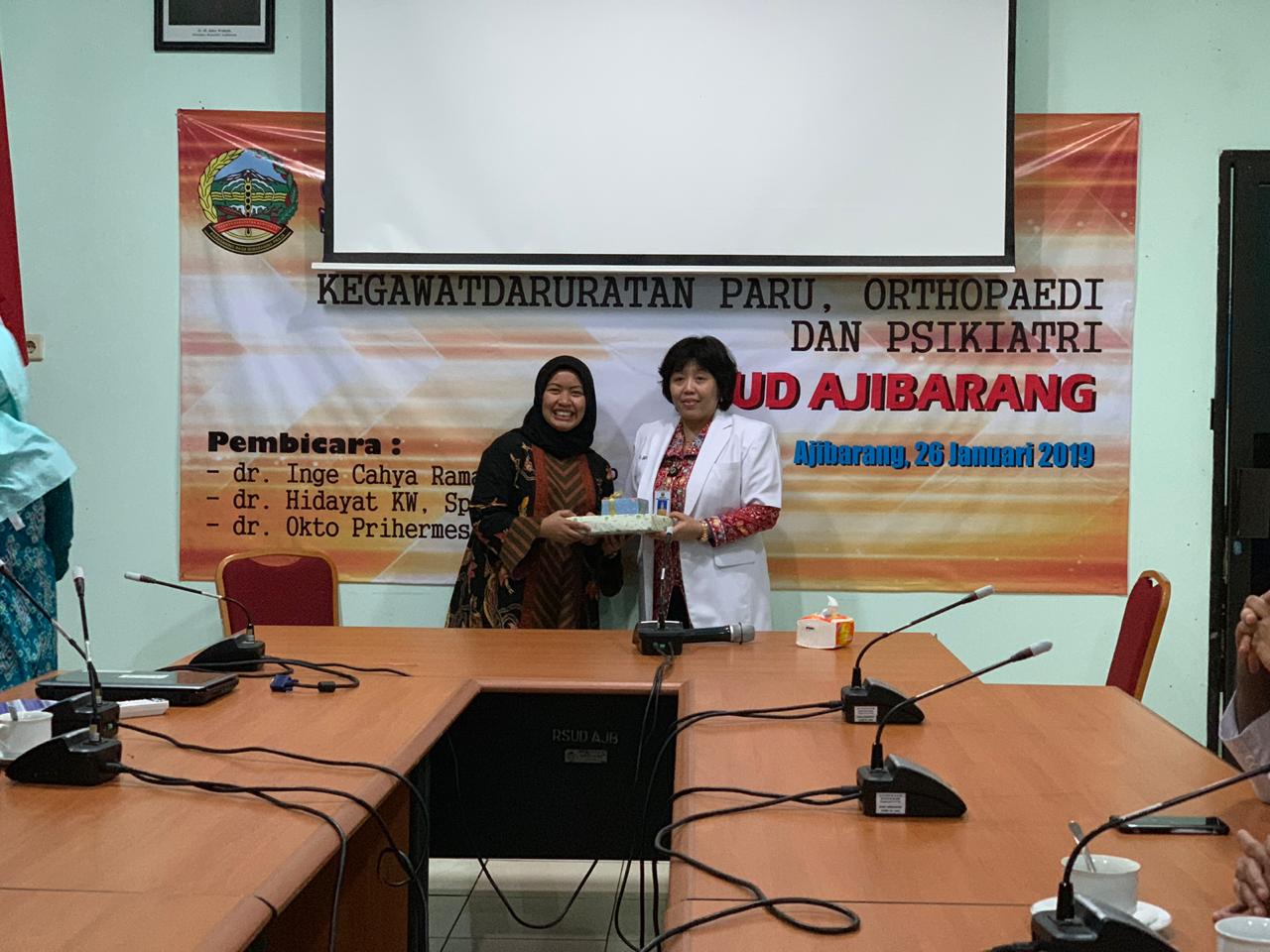 dr. Garata dan dr. Dani setelah penyerahan kenang-kenangan dari rumah sakit.