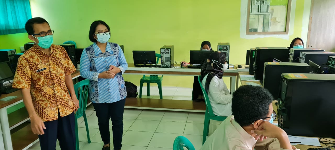 pemantauan ujian CBT oleh Ibu Direktur