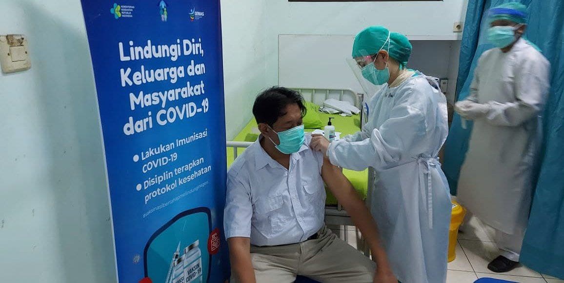 dr Irianta Sp.PD sedang penyuntikan vaksin