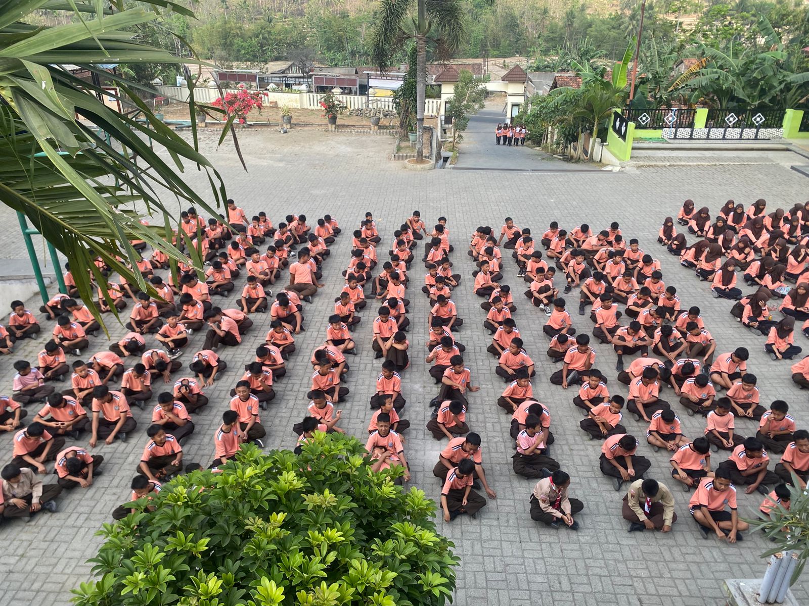 Murid mengawali kegiatan jumat sehat dengan berdoa