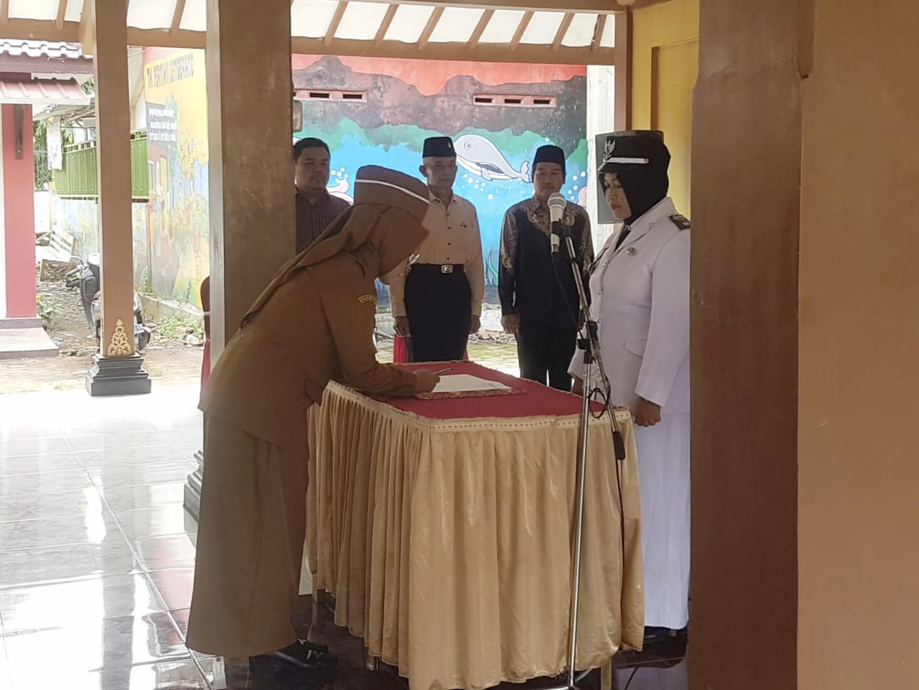 Penandatanganan SK oleh Perangkat Desa Lemberang