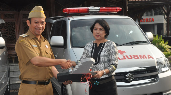 Mayangsari Bantu Pemkab Banyumas  2 Unit Mobil Ambulance