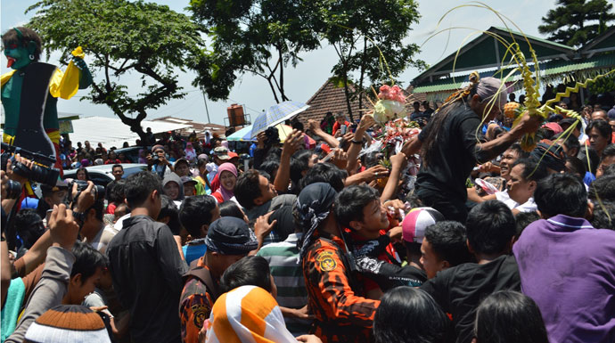 Ribuan Orang Saksikan Grebeg Sura Baturraden