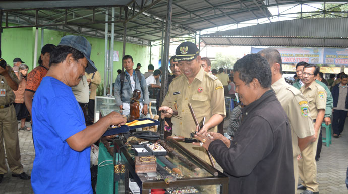 Bupati Beli Keris di “Serayu Stone Purwokerto”