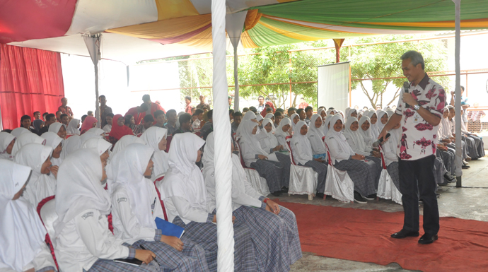 Gubernur Ganjar Mengajar di SMAN 1 Rawalo