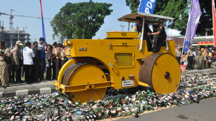 Bupati Banyumas Pimpin Pemusnahan Miras Berbagai Merk