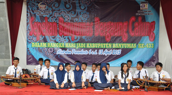 Anak-anak SMP Pandai Bermain Calung