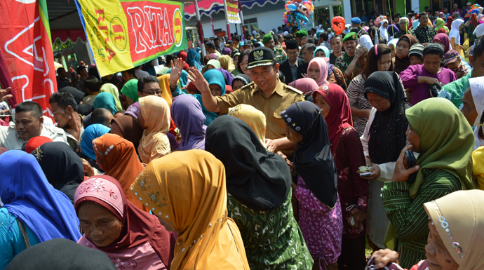 Bupati Buka Pasar Murah di Cirahab