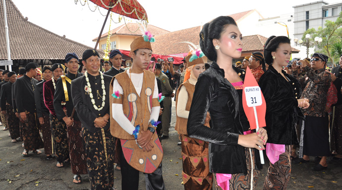 Kirab Pusaka Kebesaran Banyumas Meriah