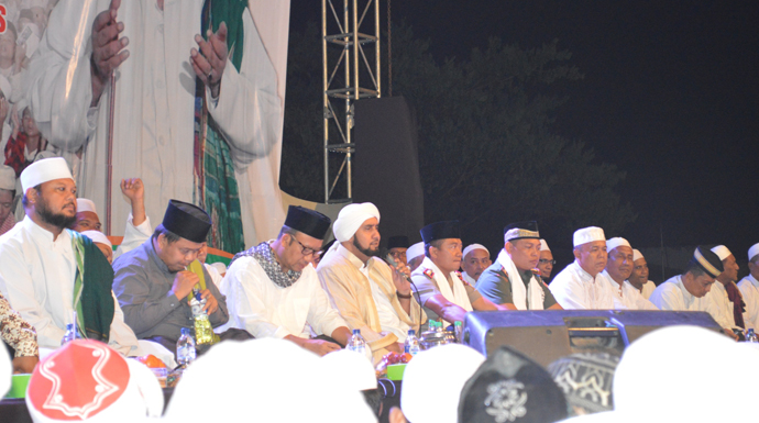 Puluhan Ribu Syekher Bersholawat bersama Habib Syekh