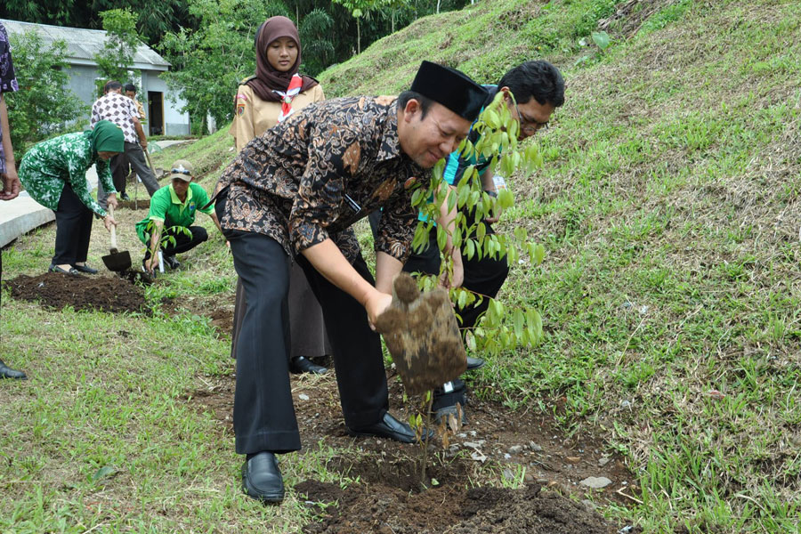 Bupati Tanam Pohon Langka