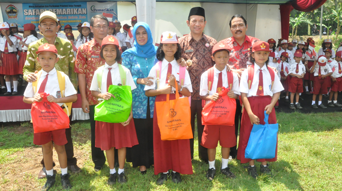 Bupati Mengajak Anak Gemar Makan Ikan