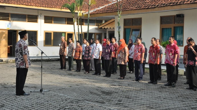 Bupati Husein Sidak Dinsosnakertrans, Instruksikan Pegawai Taat Aturan