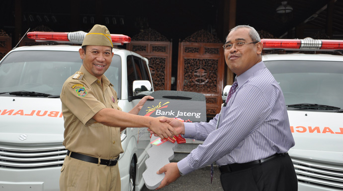 Pemkab Banyumas Terima 2 Mobil Ambulan dari Bank Jawa Tengah