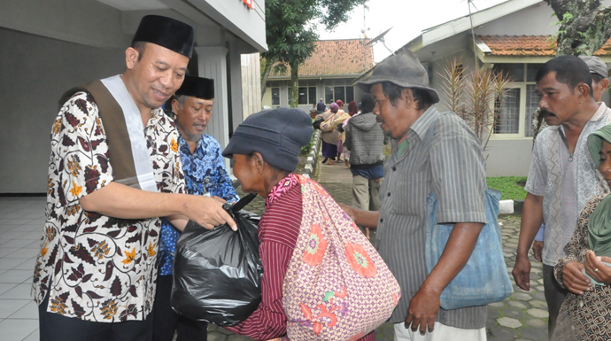 Bupati Bagi Bingkisan Lebaran