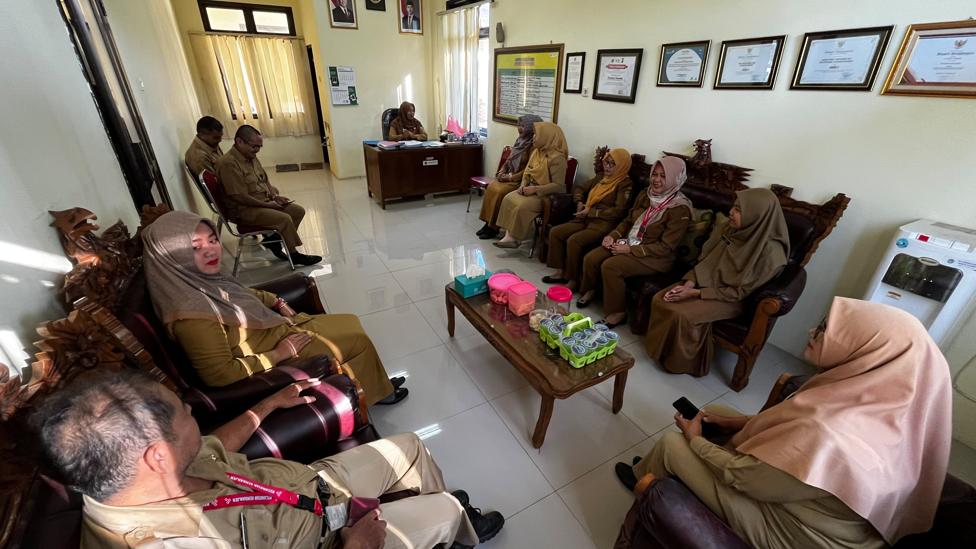 CAMAT KEMRANJEN PIMPIN STAFF MEETING 
