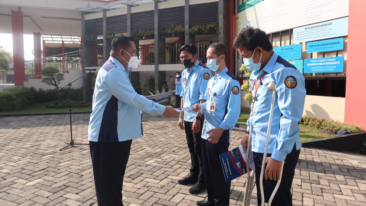 Rewarding "Karyawan Terbaik" DPMPTSP Kabupaten Banyumas Bulan Juni 2021