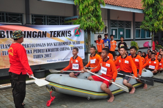 PRAMUKA PEDULI BANYUMAS TINGKATKAN KEMAMPUAN SAR AIR