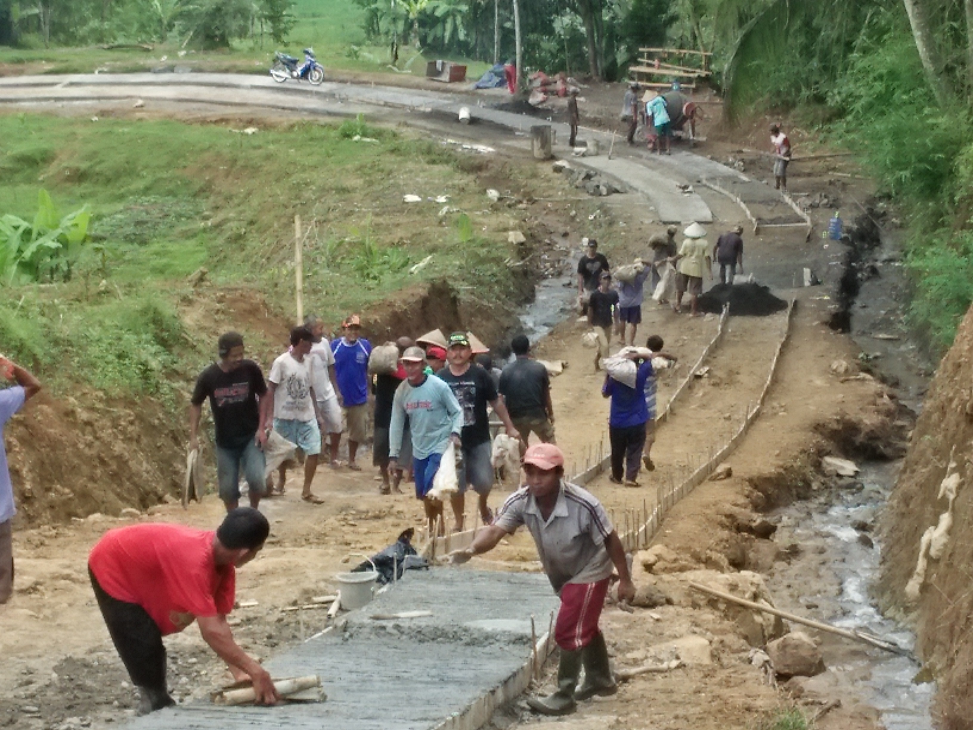 Kerja Bakti Masyarakat Persiapan Program TNI MANUNGGAL MEMBANGUN DESA  (TMMD)  2017 di Desa Tamansari, Pejogol dan Penusupan