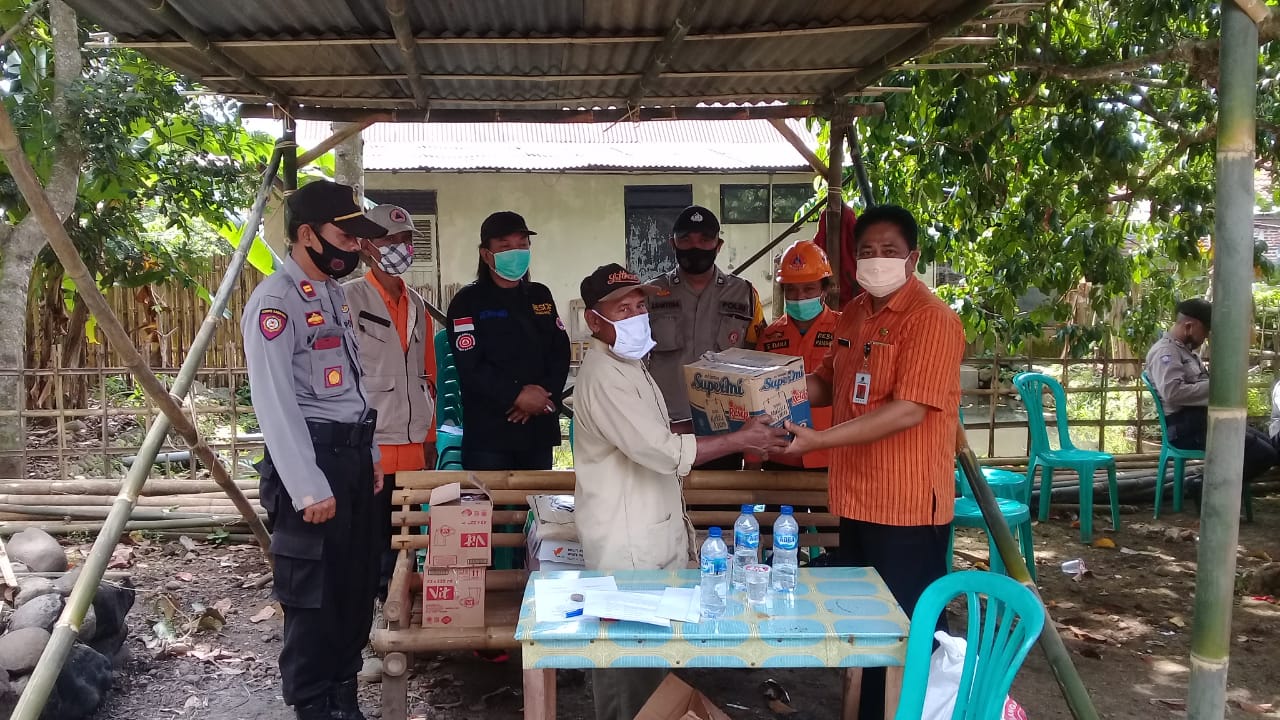 Monitoring kejadian kebakaran, peyerahan paket logistik untuk kerja bakti dan tambahan matrial