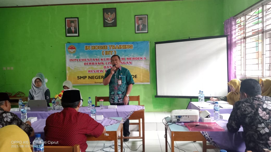 MPLEMENTASI KURIKULUM MERDEKA BERBASIS LINGKUNGAN DAN REVIEW KOSP/KTSP